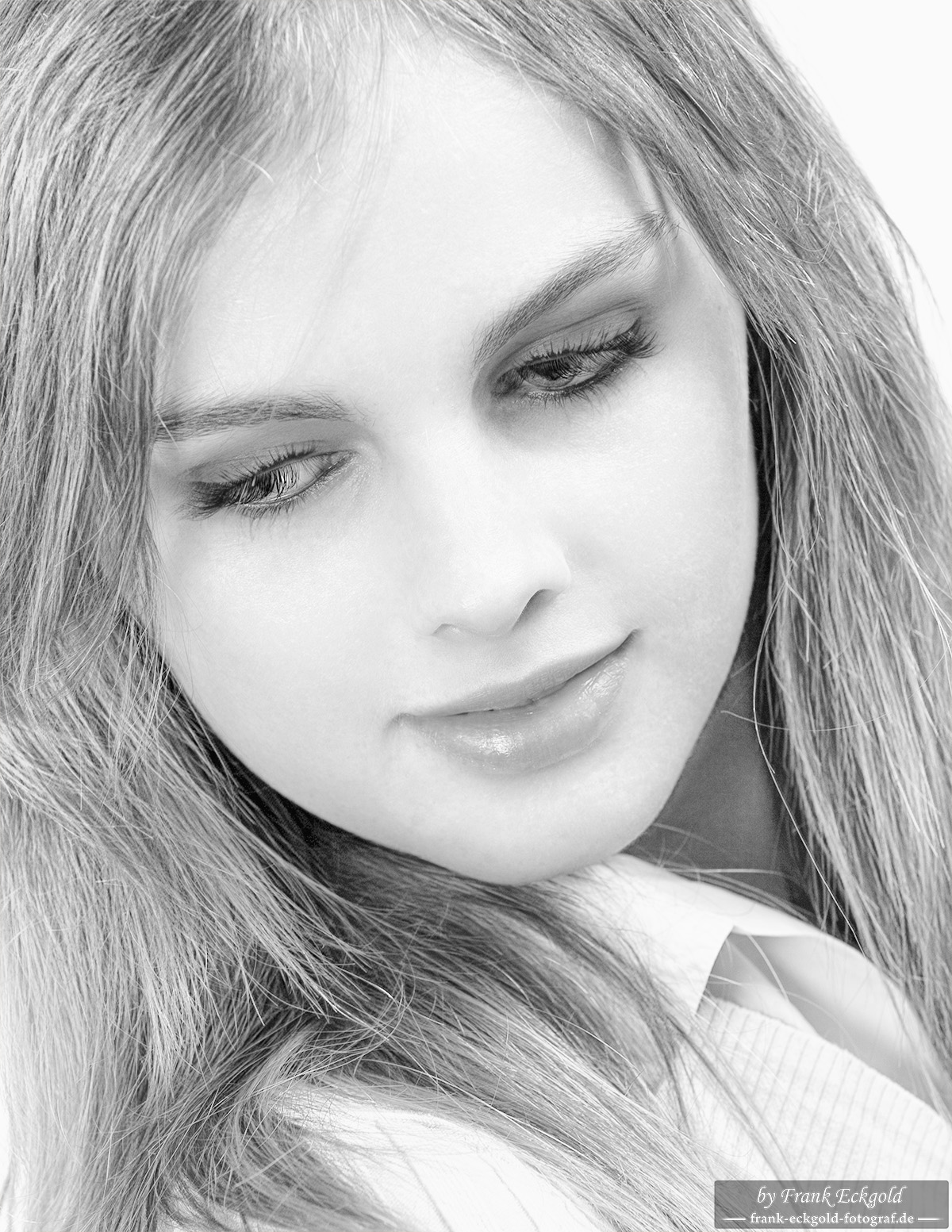 „Gesenkter Blick“ | Anna by Frank Eckgold