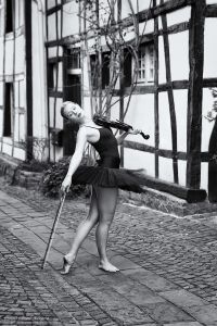 „the ballerina and the violin” | Raffaela by Frank Eckgold