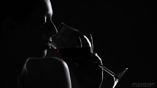 „the kiss of wine” | Juliette Desens by Frank Eckgold
