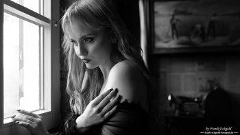 „Gedanken im Fensterlicht“ | Marta by Frank Eckgold „Gedanken im Fensterlicht“ | Marta by Frank Eckgold