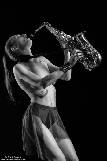 „playing the saxophone” | Lucy Modéle by Frank Eckgold „playing the saxophone” | Lucy Modéle by Frank Eckgold