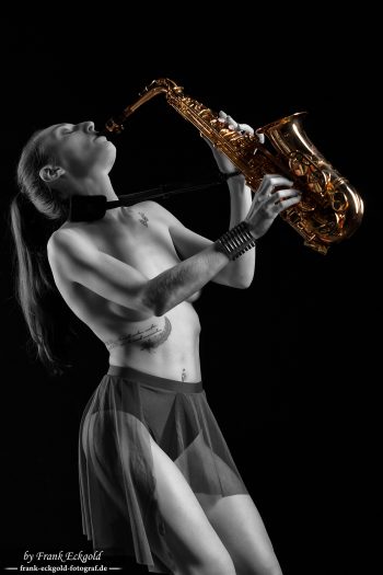 „playing the saxophone” | Lucy Modéle by Frank Eckgold „playing the saxophone” | Lucy Modéle by Frank Eckgold