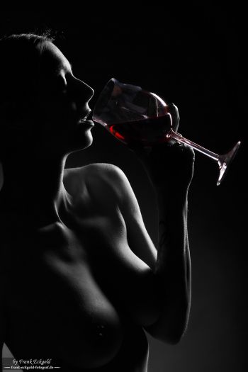 „in vino veritas” | Juliette Desens by Frank Eckgold „in vino veritas” | Juliette Desens by Frank Eckgold