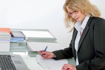 „Konzetrierte Geschäftsfrau am Schreibtisch” | Nikoleta B. by Frank Eckgold „Konzetrierte Geschäftsfrau am Schreibtisch” | Nikoleta B. by Frank Eckgold