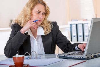 „Nachdenkliche Geschäftsfrau am Schreibtisch” | Nikoleta B. by Frank Eckgold „Nachdenkliche Geschäftsfrau am Schreibtisch” | Nikoleta B. by Frank Eckgold