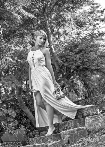 „walk her way“ | TotalBlue by Frank Eckgold „walk her way“ | TotalBlue by Frank Eckgold