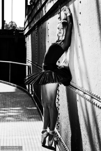 „Balance in Stahl und Licht“ | Raffaela W. by Frank Eckgold „Balance in Stahl und Licht“ | Raffaela W. by Frank Eckgold