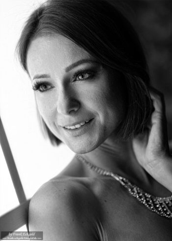 "A Glance Beyond" | Melisa Mendini by Frank Eckgold